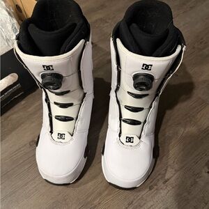 DC Black and White Snowboard Boots